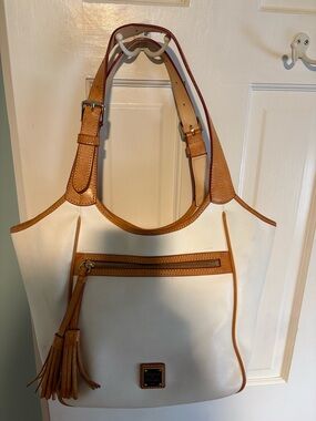 White and Tan Leather- Dooney and Bourke Shoulder Tote great bag for the 🦆 lover